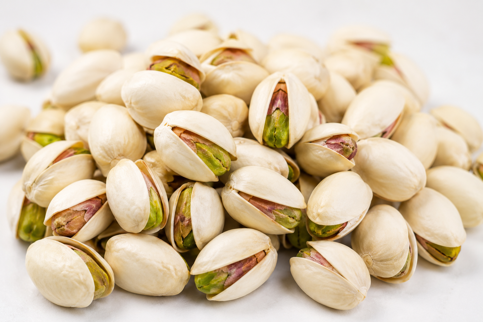Kacang Pistachio yang Populer sebagai Oleh-Oleh Timur Tengah