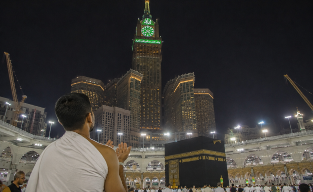 Ketika Logika Berkata Tidak Mungkin, Tapi Hati Membawa ke Baitullah