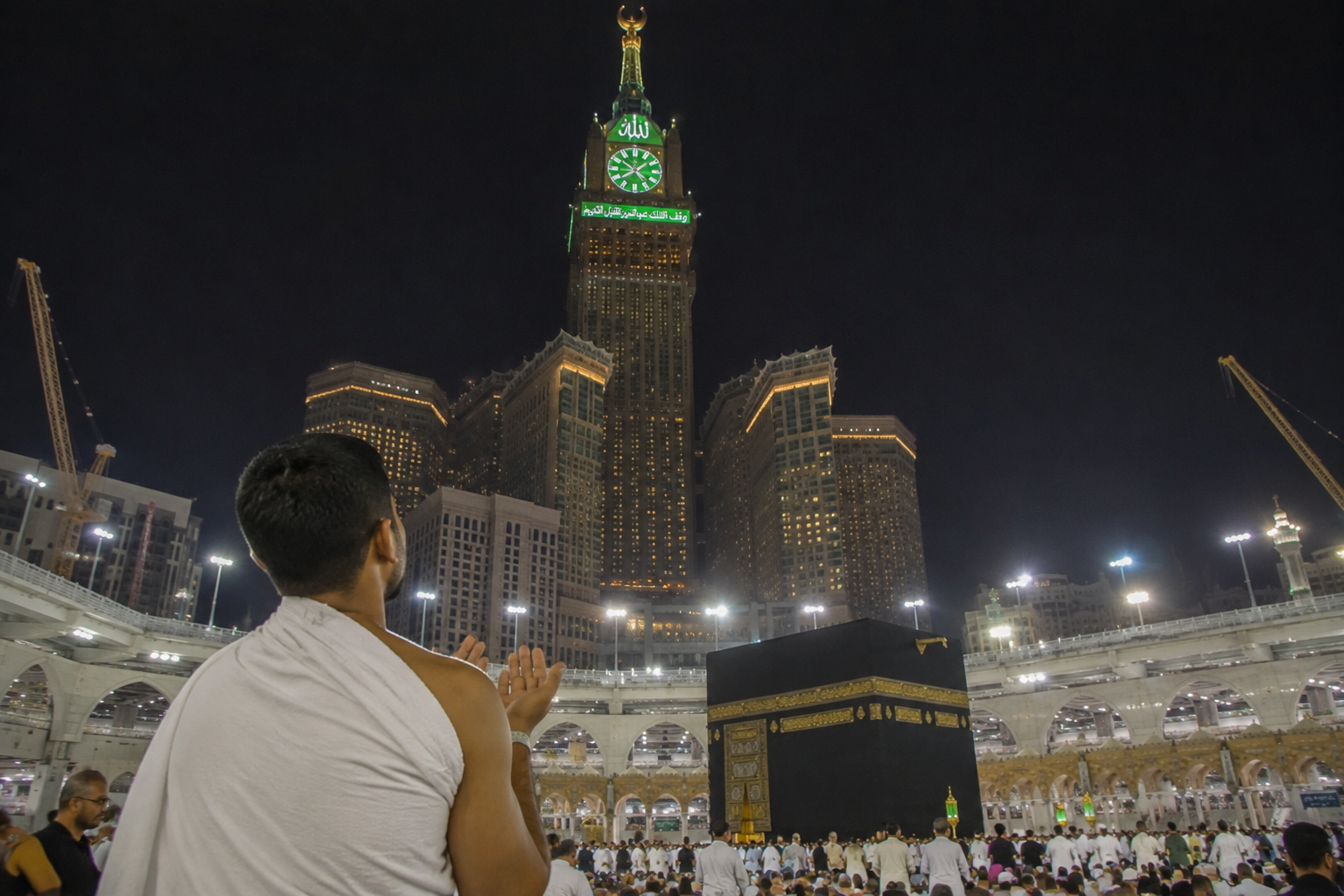 Ketika Logika Berkata Tidak Mungkin, Tapi Hati Membawa ke Baitullah