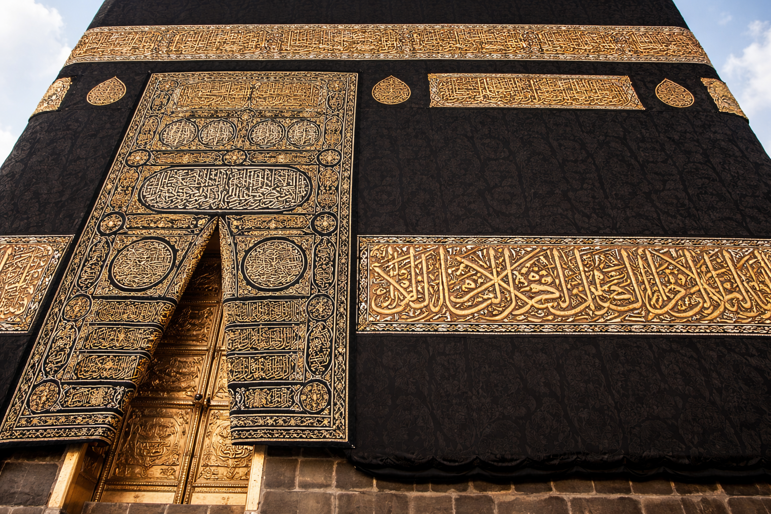 Kiswah Ka’bah: Makna Sakral, Sejarah Panjang, dan Fakta Menakjubkan yang Jarang Diketahui